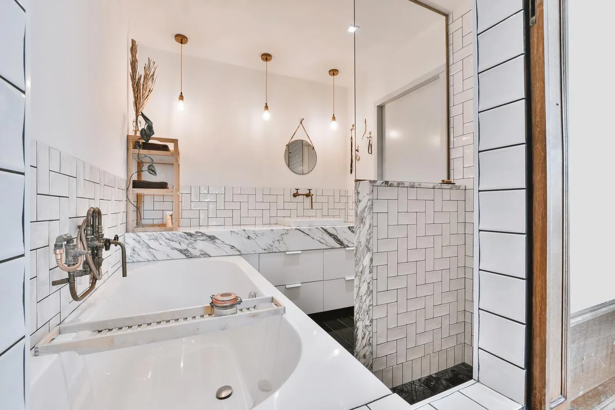 White Subway Tiles With Contrasting Dark Grey Grout 